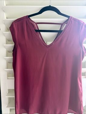 DR2 Sleeveless V-Neck Blouse in Berry